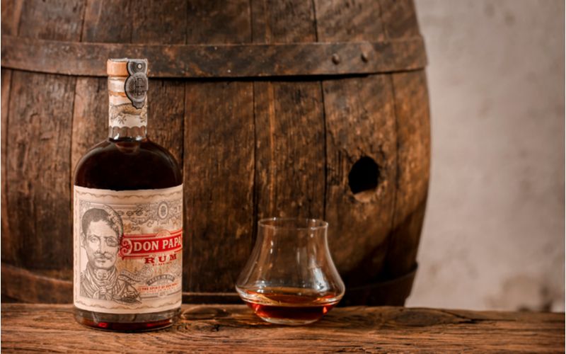 Kvalitní rumy zrají v sudech několik let - Don Papa rum, dubový sud, pohár