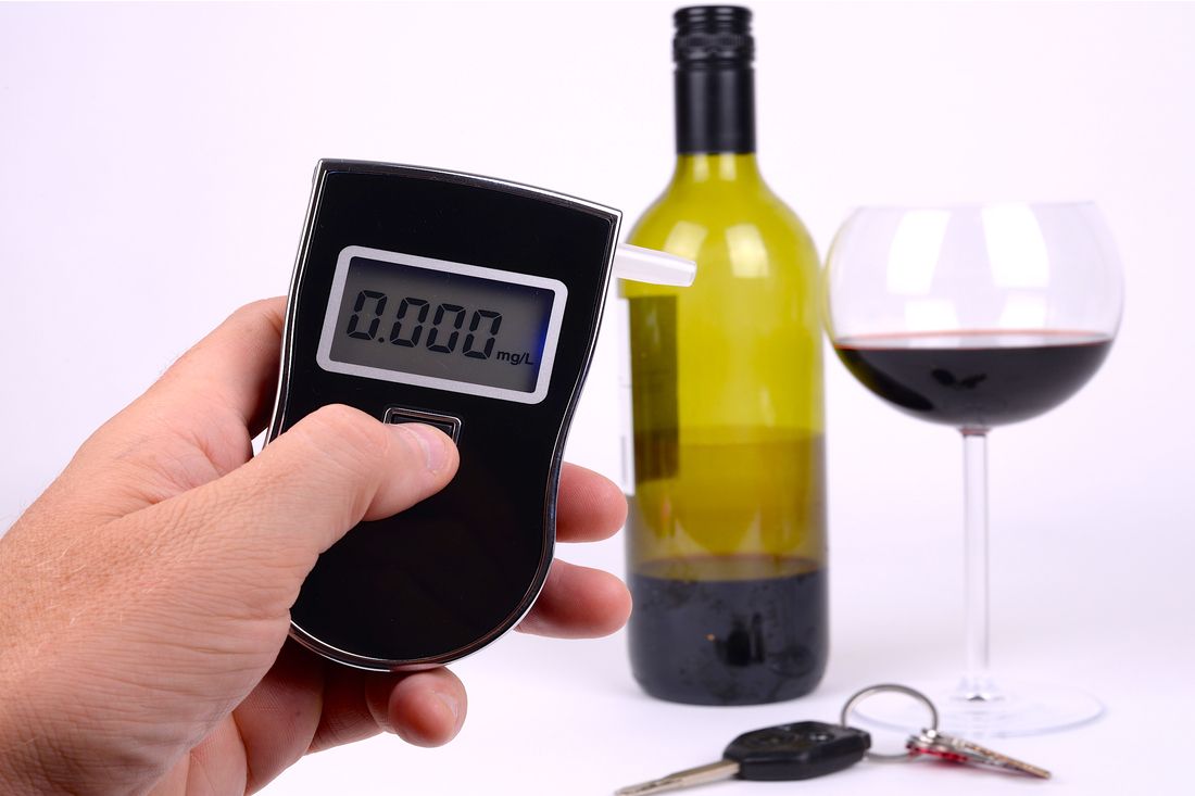 Alkohol kalórie - fľaše s vínom, kalkulačka, prevrátený pohár