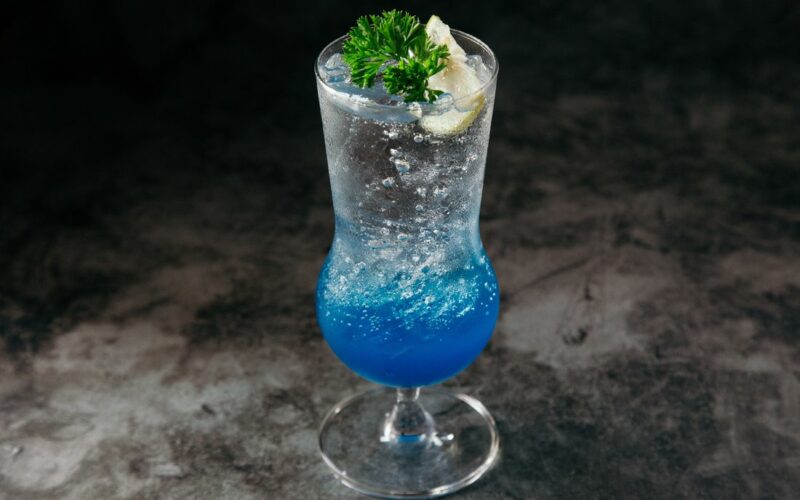 Drink Blue Hawaii nadesignovaný ve sklenici