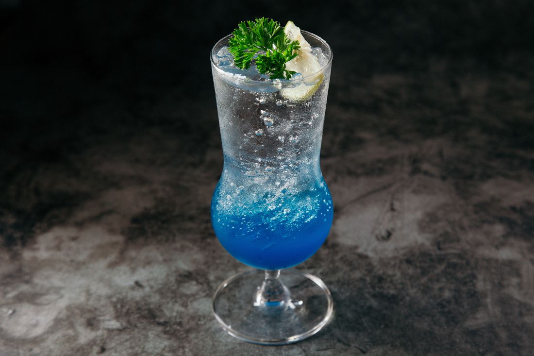 Drink Blue Hawaii nadesignovaný ve sklenici