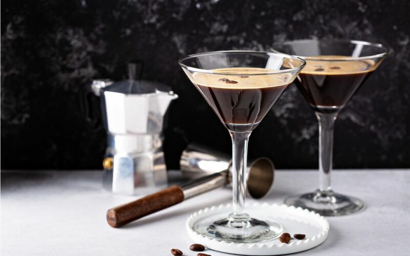 Espresso martini v sklenicích a vedle moka kávovar