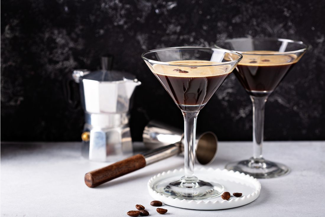 Espresso martini v sklenicích a vedle moka kávovar
