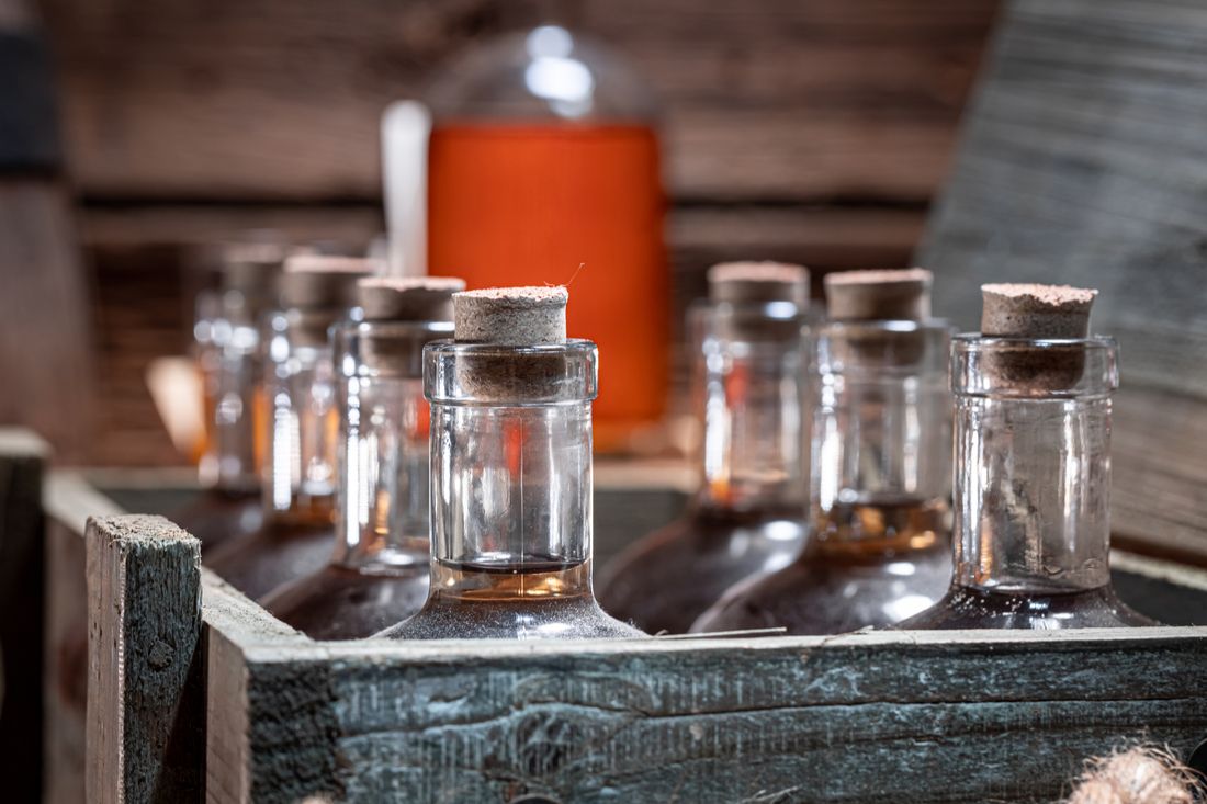 Investiční alkohoI - láhve s alkoholem v dřevěné krabici