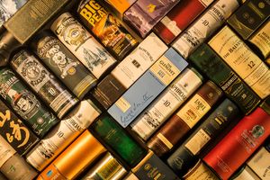 Investiční whisky - láhve nejlepších značek whisky naskládané vedle sebe