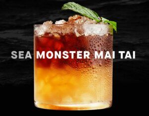 míchaný drink Sea monster Mai tai s Kraken Black Spiced rumem v ozdobené sklenici