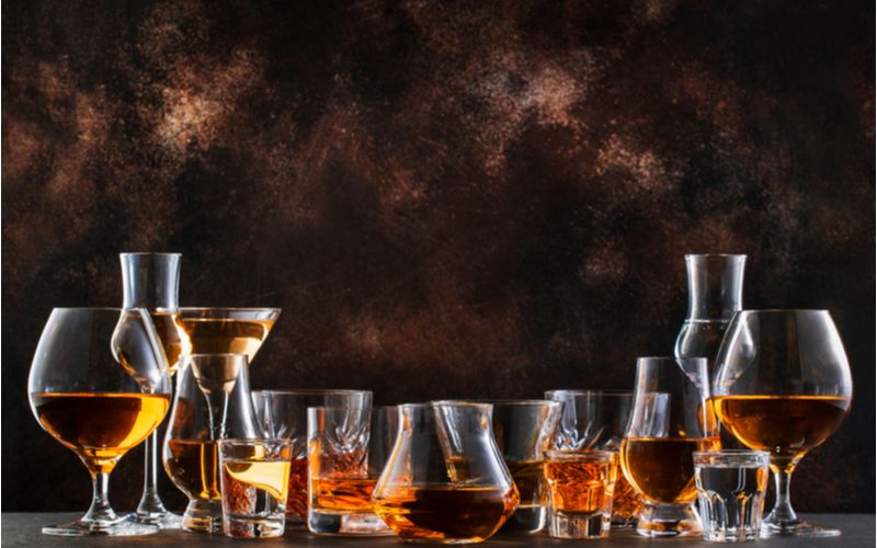 Tvrdý alkohol - destiláty a likéry mají nejvíce kalorií (vodka, rum, whisky, tequila, absinth a další láhve)