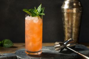 Zombie koktejl - z Deadhead rumu, sklenice s oranžovým nápojem a ledem, ozdobený mátou