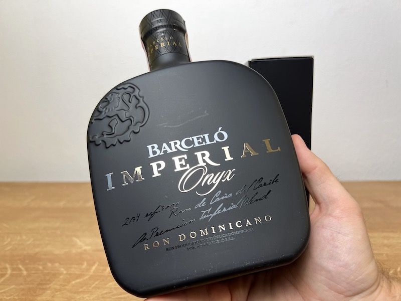 detail láhve rumu Barceló Imperial Onyx