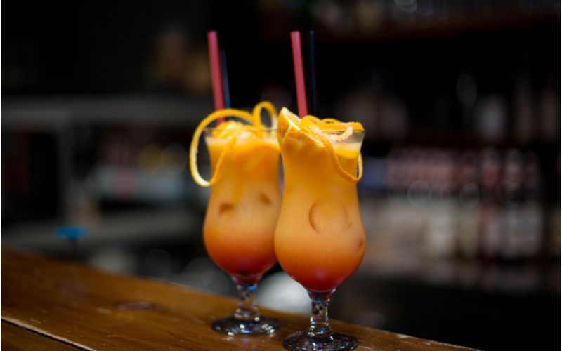 Hurricane drink ve sklenicích ozdobených pomerančem