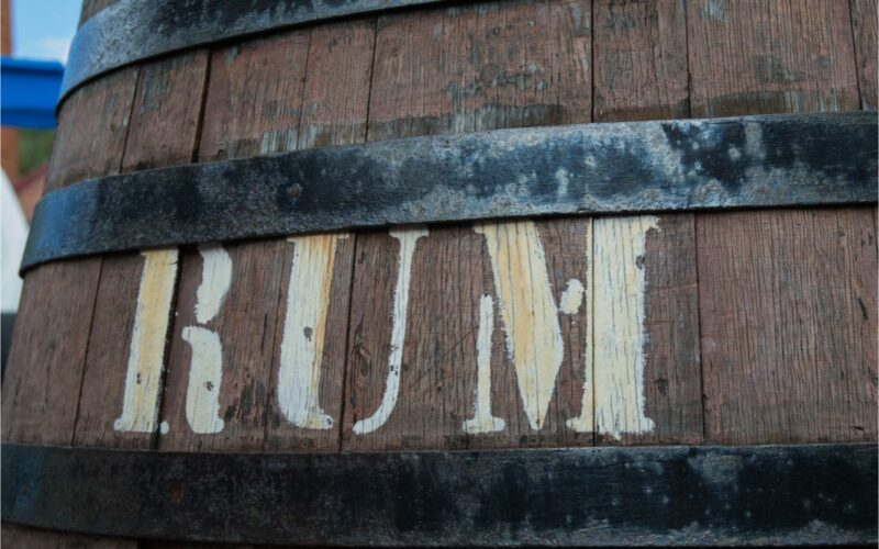 Investiční rum - dřevěný sud s nápisem RUM