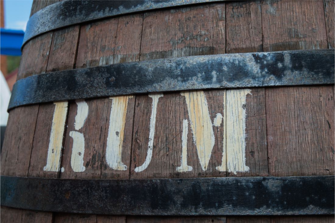 Investiční rum - dřevěný sud s nápisem RUM
