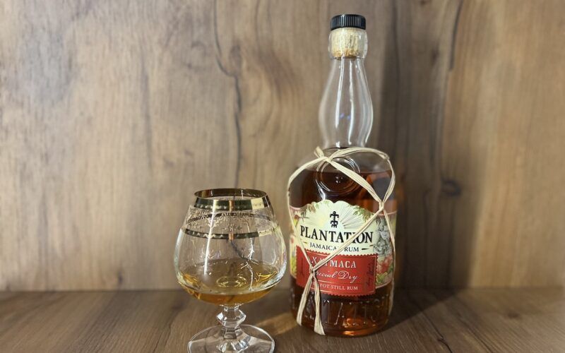 Plantation Xaymaca rum ve sklenici