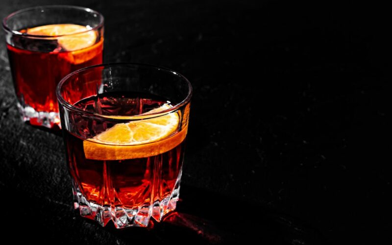 Alko drink v malých sklenicích s pomarančem