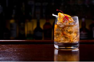 Drink Old fashioned ve sklenici s třešničkou a pomerančem