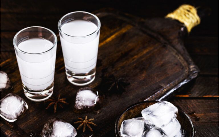 Ouzo - co to je, jak se vyrábí a jak se pije - AlkoTip.cz Ouzo - co to je, jak se vyrábí a jak se pije - AlkoTip.cz