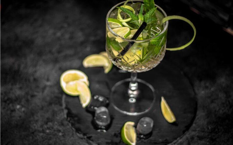 Bellini koktejl - ozdobená sklenice, drink s prosecco ve sklenici