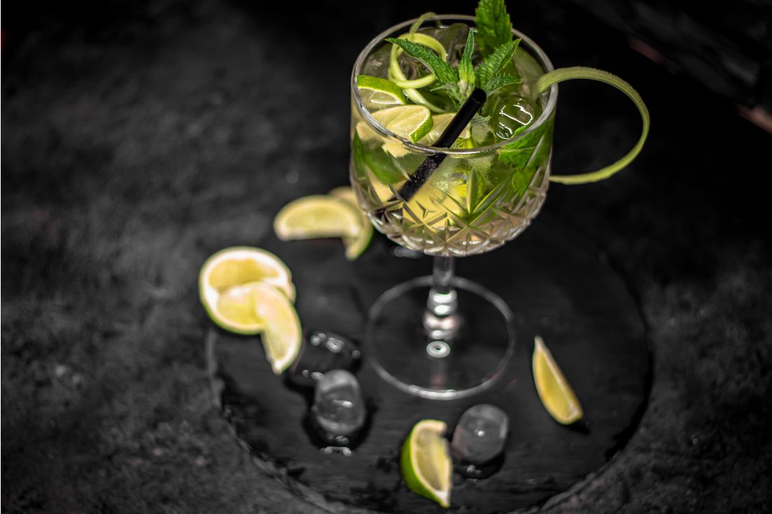 Bellini koktejl - ozdobená sklenice, drink s prosecco ve sklenici