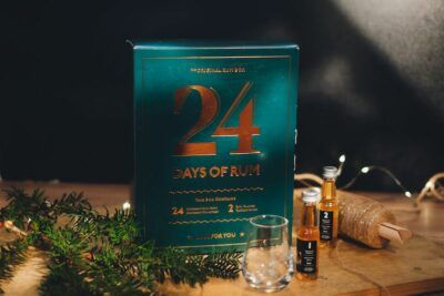 Rumový kalendář 24 Days of Rum - detail na stole, vánoční výzdoba