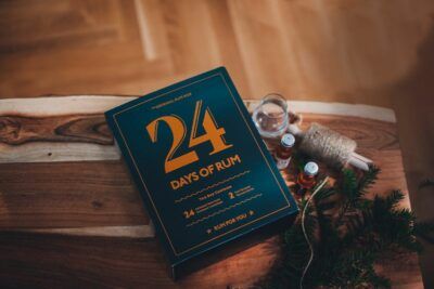 Rumový kalendář 24 Days of Rum - lahvičky, sklenička a vánoční výzdoba