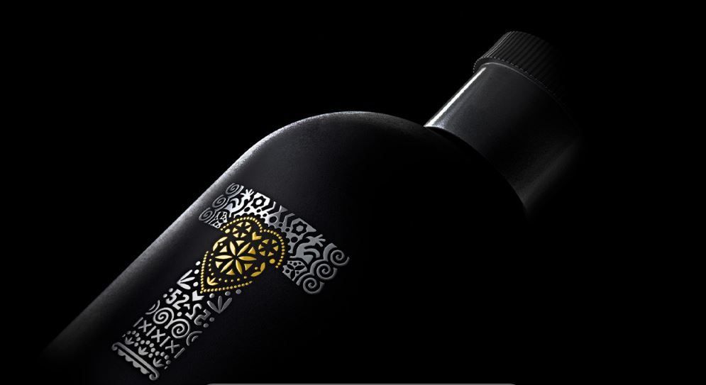 Tatratea original - detail černé láhve na černém pozadí