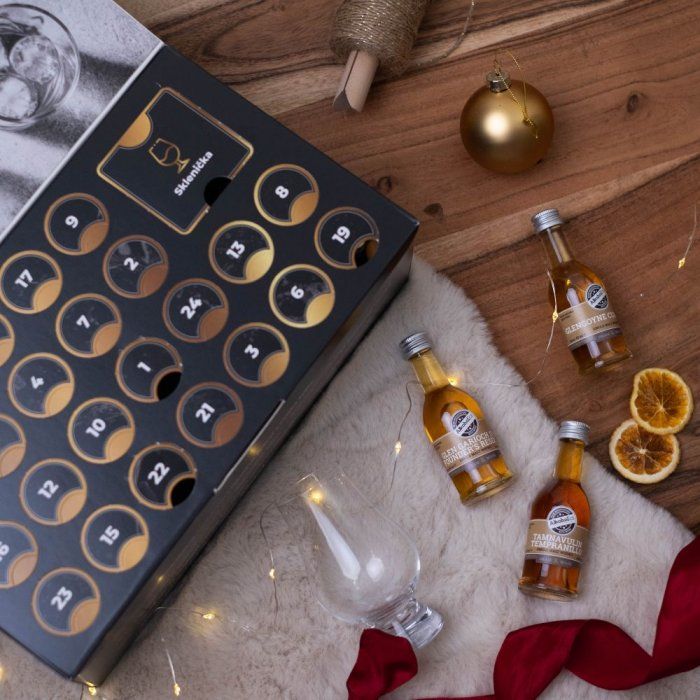 Whisky adventní kalendář 2022 - detail: vánoční ozdoby, miniatury whisky, degustační sklenice