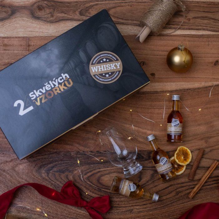 Whisky adventní kalendář 2022 - sváteční zobrazení s uzavřenou krabicí kalendáře, miniatury whisky a degustační sklenička