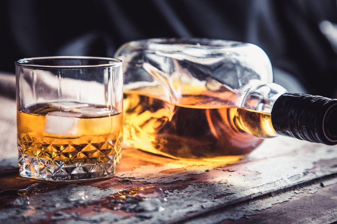 Whisky ve sklenici a v láhvi