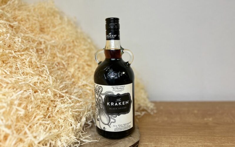 Kraken Black Spiced Rum - na dřevěném podkladu