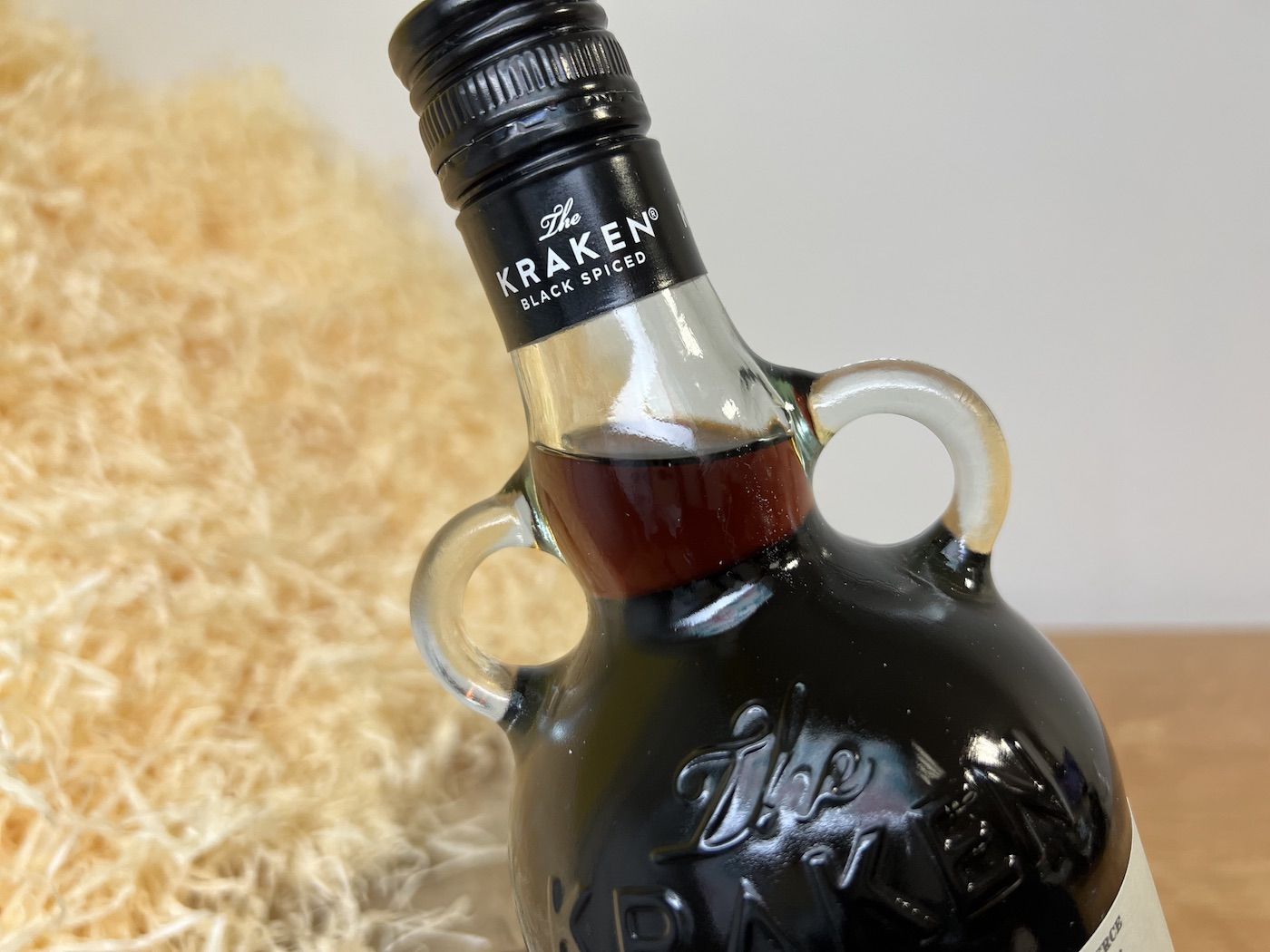 Kraken Black Spiced Rum - detail na víčko na láhvi