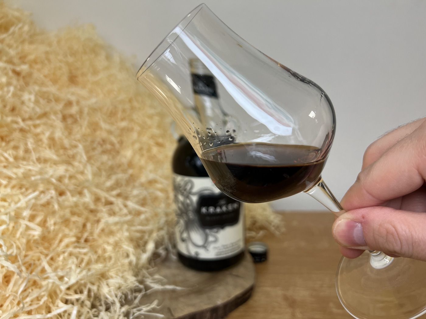 Kraken Black Spiced Rum - detail na alkohol ve sklenici