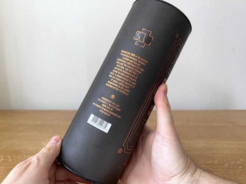 Rum Rammstein - kartonová tuba, popis na zadní straně