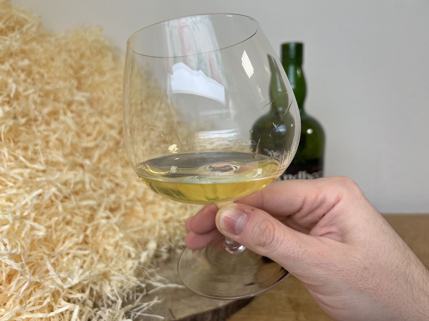 Ardbeg 10 y - detail na alkohol ve sklenici