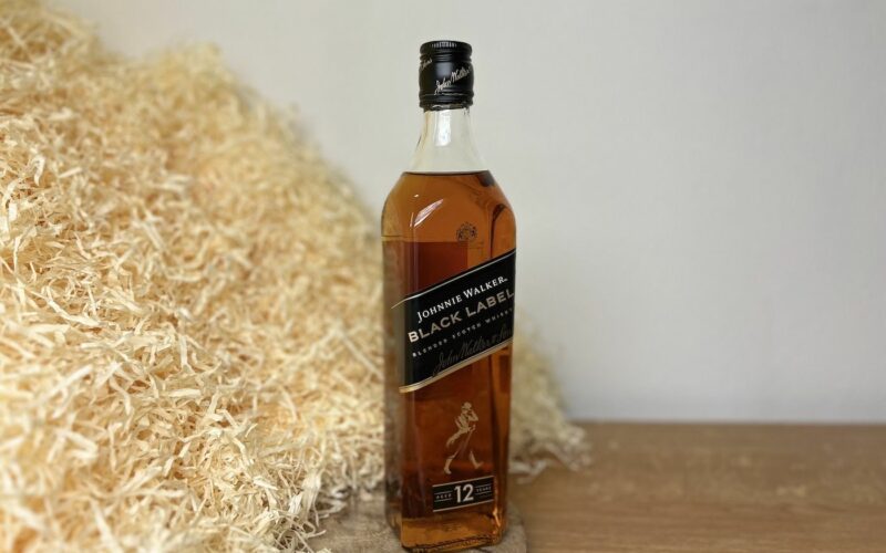 Johnnie Walker Black Label - láhev na dřevěném podnosu