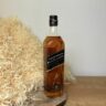Johnnie Walker Black Label - láhev na dřevěném podnosu