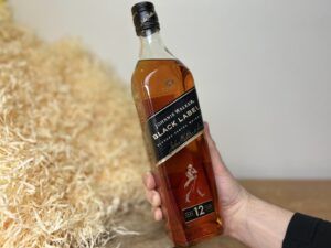 Johnnie Walker Black Label - celá láhev v ruce