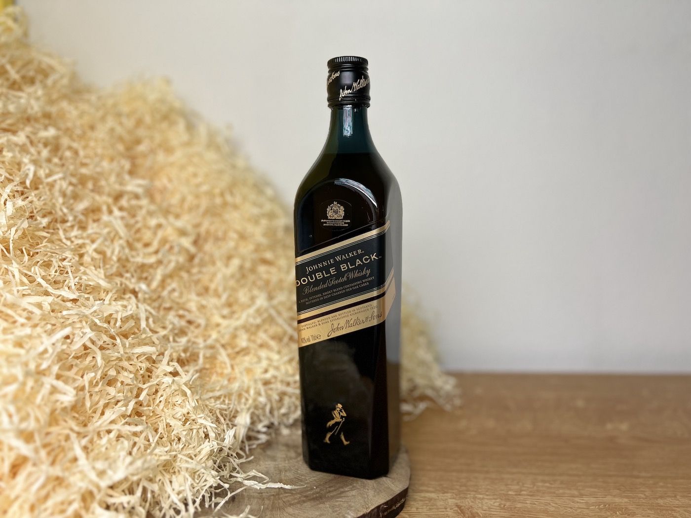 Johnnie Walker Double Black - celá láhev na dřevěném podnosu