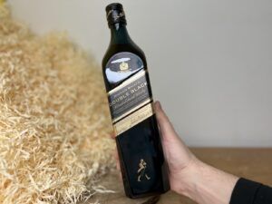 Johnnie Walker Double Black - celá láhev v ruce