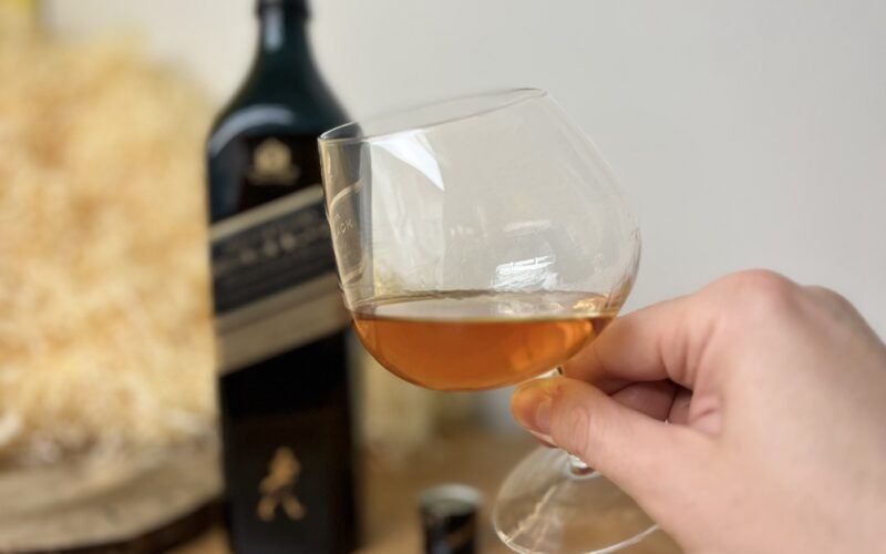 Johnnie Walker Double Black - degustace a detail na alkohol ve sklenici