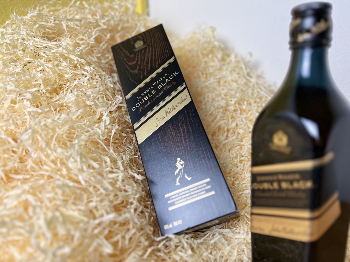 Johnnie Walker Double Black - láhev na boku a detail na karton