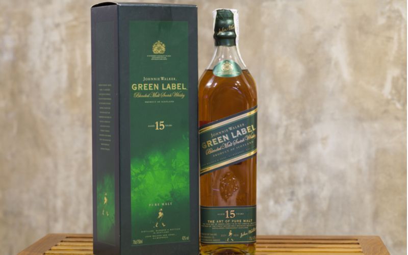 Johnnie Walker Green Label - láhev a karton na stole (recenze)