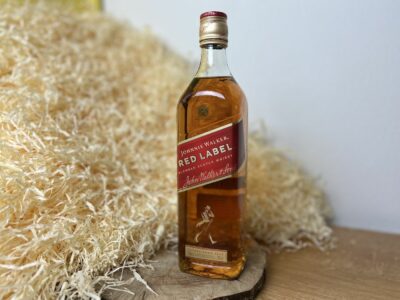 Johnnie Walker Red Label - láhev na dřevěném podnosu
