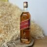 Johnnie Walker Red Label - láhev na dřevěném podnosu