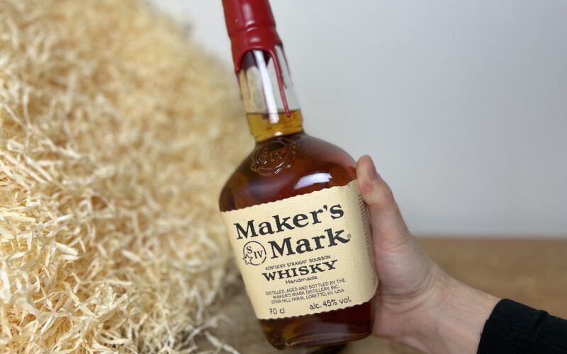 Maker's Mark Bourbon - celá neotevřená láhev v ruce