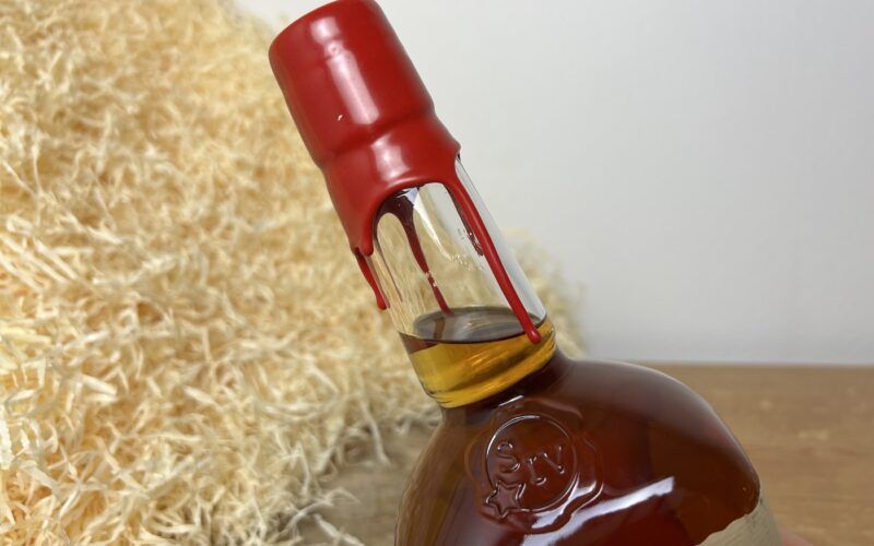 Maker's Mark Bourbon - voskově zapečetěné hrdlo láhve