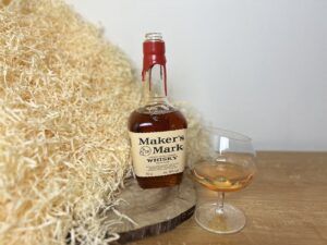 Maker's Mark Bourbon - láhev a alkohol ve sklenici vedle