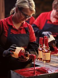 Ruční namáčení láhve do červeného vosku - Maker's Mark bourbon