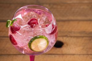 Růžový gin tonic s jahodami a limetkami