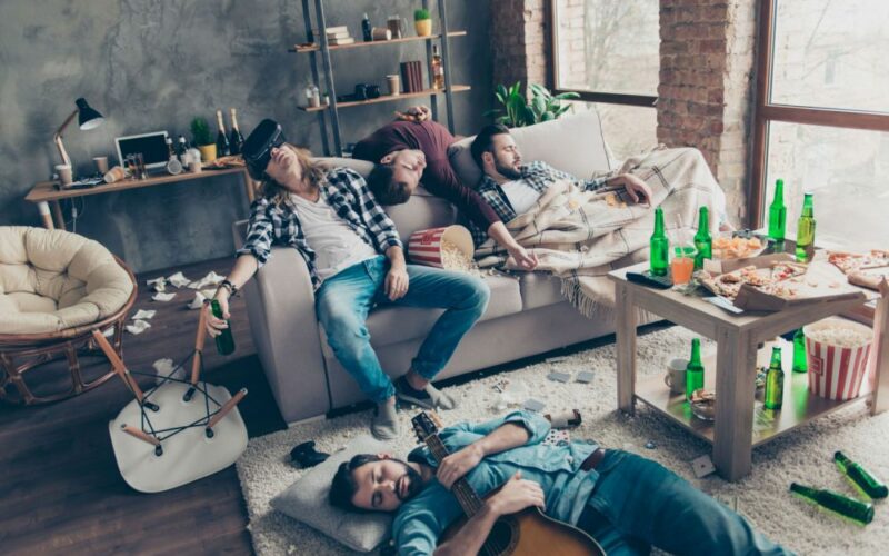 Skupinka lidí ležících na gauči po nadměrném pití