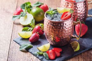 Strawberry mule - pink gin ve sklenici s jahodami a ledem