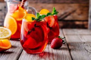 Strawberry sangria - plný džbán a sklenice na stole